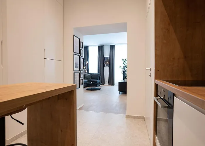 Posh With A King-size Bed And Modern Design Apartment *