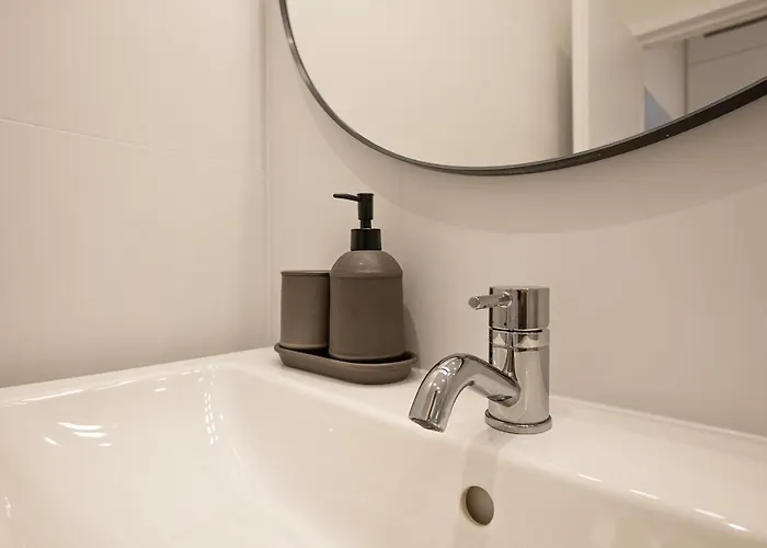 Posh With A King-size Bed And Modern Design Apartment *