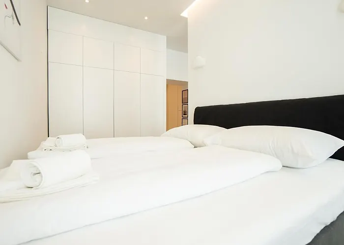Apartment Posh With A King-size Bed And Modern Design *